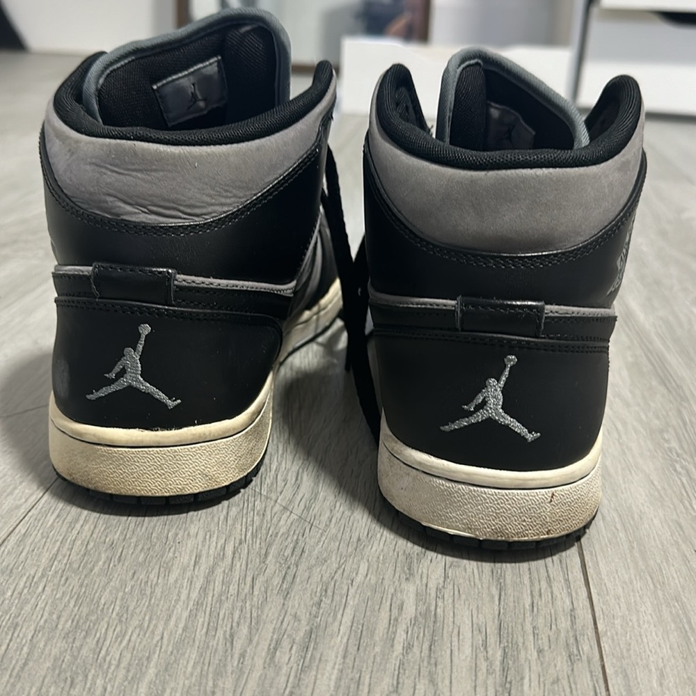 MENS AIR JORDAN Sz 11- AS IS - Picture 2 of 3